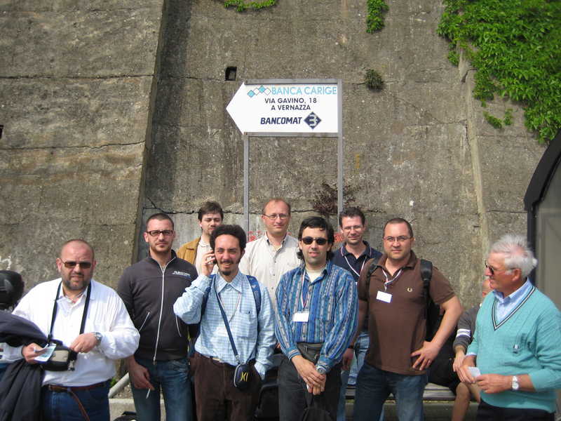 Pietropole, dynadart, giulcenc, claudiovda, mico, GNUGNU, dynadart, riccccc waiting for the bus to climb up at Corniglia village.... Do you know where to find and ATM?